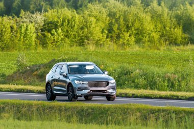 Sakin kırsal yolda birinci sınıf bir geçiş aracı.