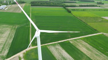 Kırsalda yeşil enerji rüzgar türbini