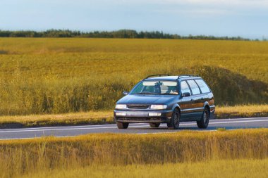 Cilalı krom detaylara sahip 1990 'ların klasik coupe' si