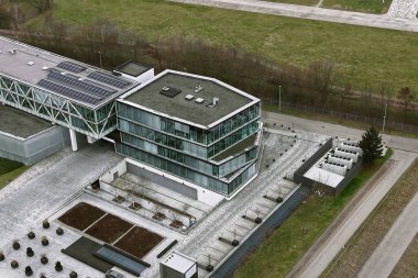 Sunucu binasındaki güneş panellerinin hava görüntüsü