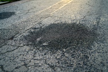 Yol bakım aracı asfalt karışımı püskürtüyor.