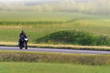 Yazın huzurlu bir motosiklet gezisine çıkan kişi.