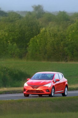 Şehir manzarasına park edilmiş temiz bir hatchback.