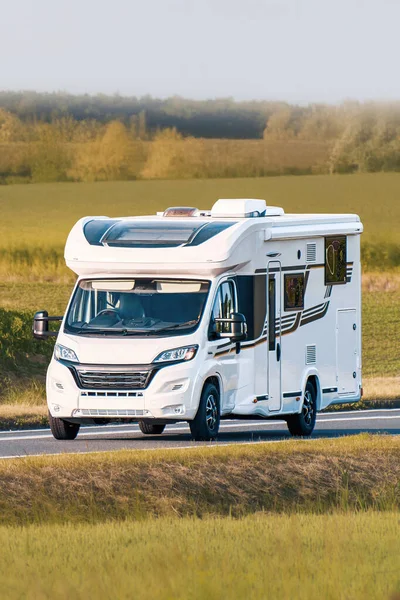 Manzaralı kır yolunda lüks bir karavan.