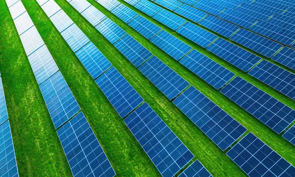 Büyük enerji çiftliğindeki mavi güneş pilleri