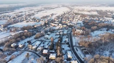 Karlı bir kırsal bölgede soğuk mevsim havası