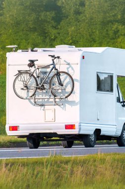 Karavan ve bisikletle kamp macerası.