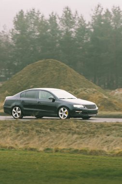 Şehir trafiğinde zarif premium araba hareket ediyor
