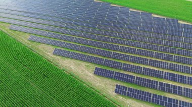 Mavi fotovoltaik paneller yapay zeka için temiz enerji sağlıyor