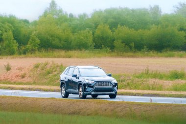 Güvenilir 4x4 araç doğal arazide ilerliyor.