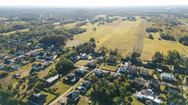 Kırsal yerleşim alanı etrafında parlak sonbahar renkleri