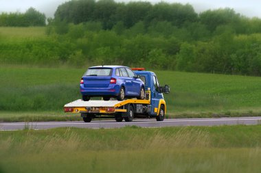 Yol yardımı bozuk otomobili taşıyor.