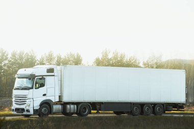 Kırsal yolda ticari yük kamyonu.