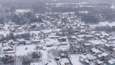 Ağaçlar ve köy evleriyle doğal kış manzarası