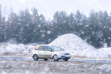 Araç karlı arazide geziniyor