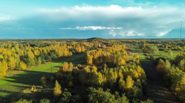 Tarım tarlaları ve orman üzerinde güneşli bir sonbahar günü