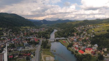 Altyapı köprüsü nehri parlak bir günde geçiyor