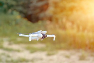 Hava fotoğrafçılığı dronu yaz ışığında açık havada uçuyor.