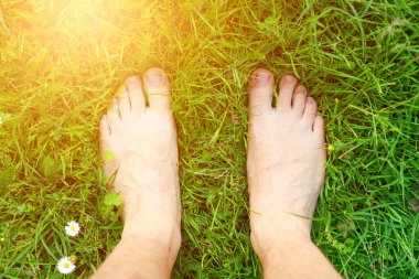 Baharda çimenlerde çıplak ayakla doğayı hissetmek