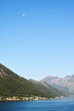 Karadağ Kotor Körfezi kıyı şeridi ve dağları
