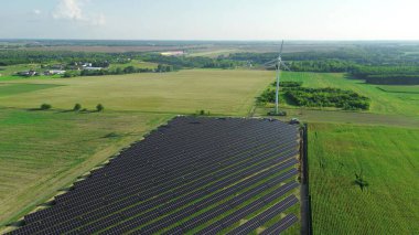 Rüzgar türbini ve güneş panelleri temiz elektrik üretiyor