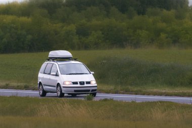 Çatı Kutusu Yeşil Peyzajda Seyahat Eden SUV