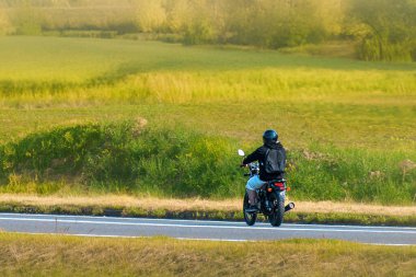 Huzurlu kırsal yolda macera gezisi