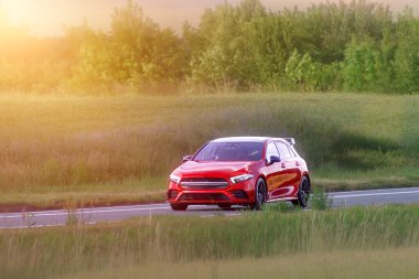 Doğada etkin bir hatchback sürücüsü.