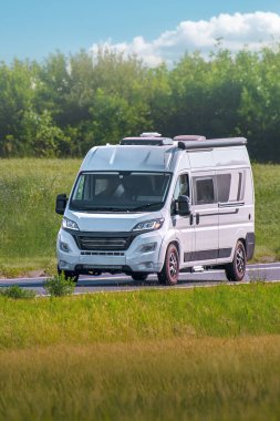 Kamp minibüsü yazın açık yolda gidiyor.