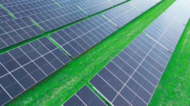 Mavi enerji panelleri olan eko güneş çiftliği