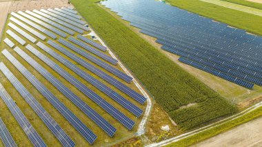 Yoğun bulutlu gökyüzünde parlak güneş ışığı