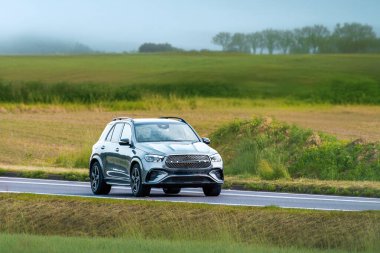 Güçlü bir SUV tarım arazisinden geçiyor.