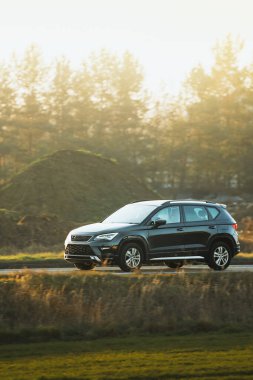 Kırsal alanda kompakt SUV sürücüsü