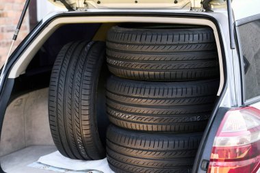 Araba bagajı taze yaz lastikleriyle dolu.
