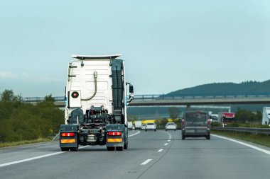 Yük çekici birimi yolda bekliyor.