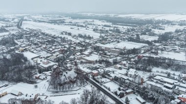 Kırsal evler ve donmuş doğa ile kış manzarası