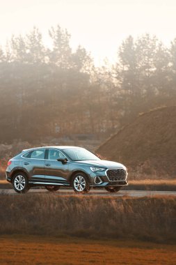 Kırsal yolda modern lüks bir arazi arabası.