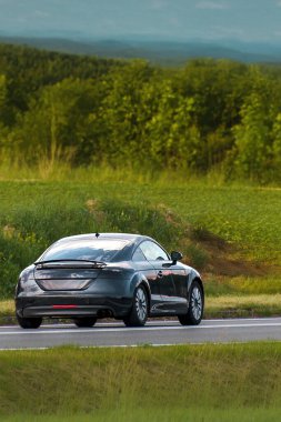 Sürdürülebilir yaşam tarzını temsil eden gelecekçi elektrikli hareketli araba