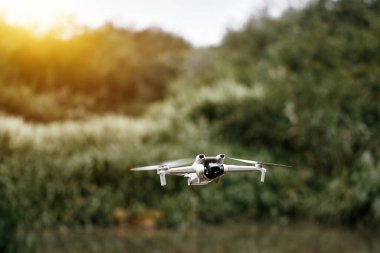 Doğada uçan bir hava aracı.