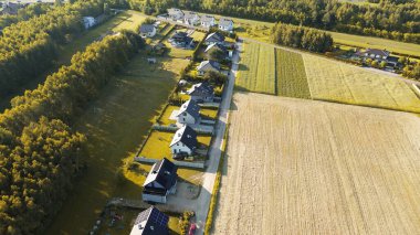 Dış manzara manzaralı çağdaş aile evleri