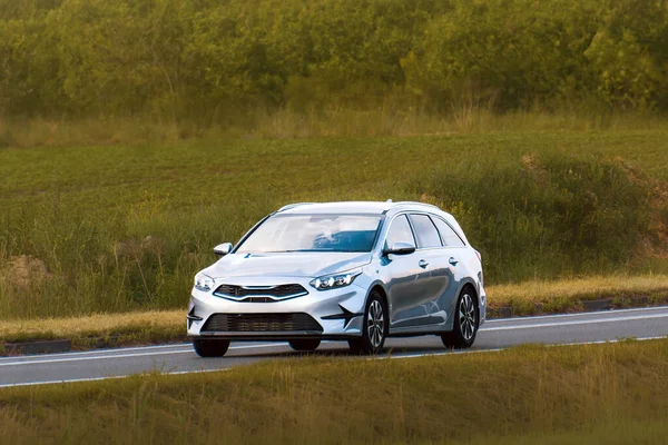 Yolcu vagonu açık arazide ilerliyor