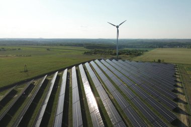 Güneş ve rüzgar enerjisiyle temiz enerji üretimi