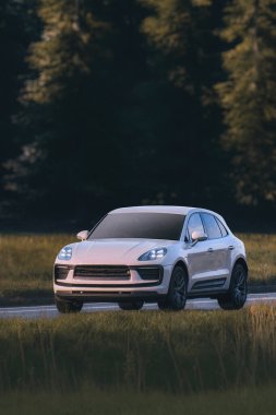 Lüks, modern SUV açık yolda gidiyor.