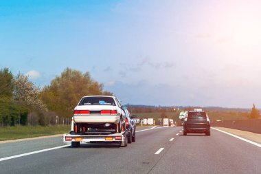 Yol yardımı otoyolda bozuk arabayı kurtarıyor.