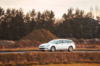 Kırsal bölgede hareket eden kompakt araba