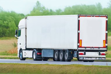 Nakliye aracı ticaret için malları taşıyor