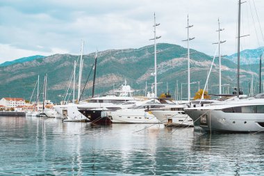 Yat, dağ zeminli marinaya park edilmiş.