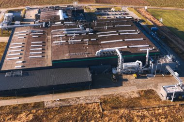 Yeşil enerji sistemli endüstriyel yapay zeka veri merkezi