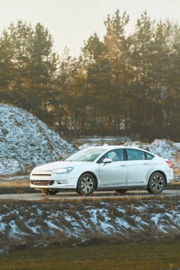 Otoyolda tuz kaplı SUV sürücüsü