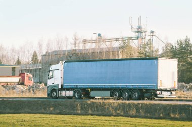 Kargo gemisi yolun boş kısmını kullanıyor.